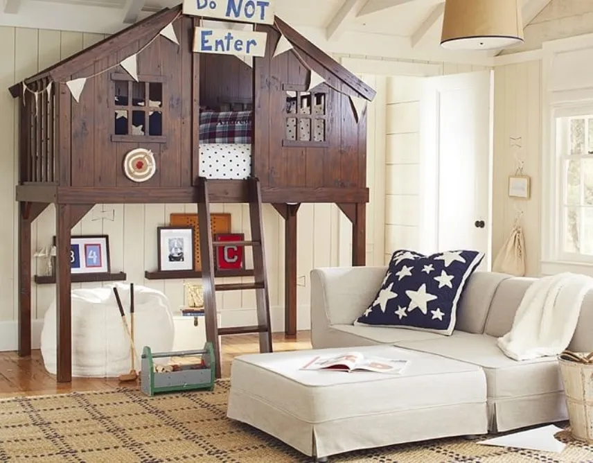 Letto a forma di casa sull'albero di Pottery Barn