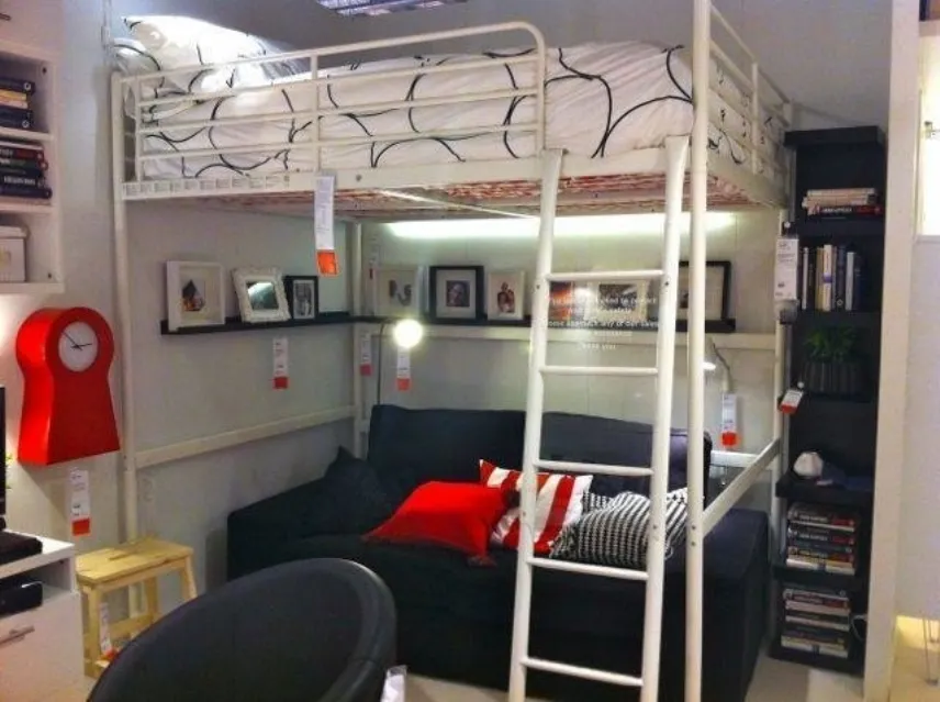 Una pratica soluzione d'arredo con un divano letto a castello Ikea
